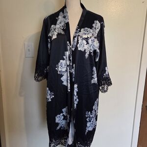 LeRose Black and White Floral Lace Robe Sz XS - Reg $72. NWOT